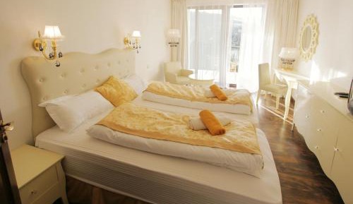 Room LUX 