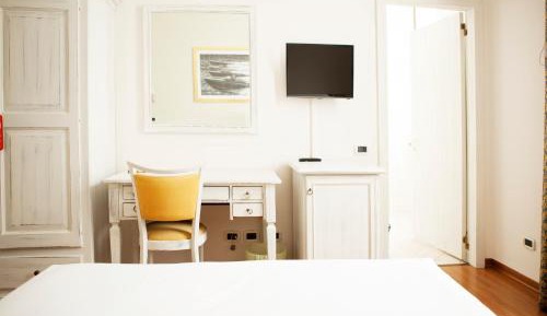 Standard Double Room with Lake View