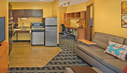 One-Bedroom Queen Suite