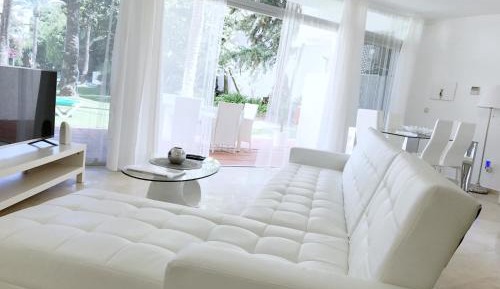 Apartment with 2 En-Suite Bedrooms and Pool Views