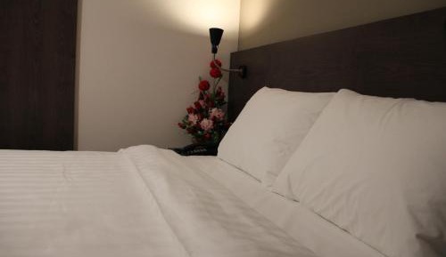 Standard Queen Room without Window