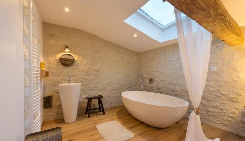 Suite with Spa Access and Bathtub