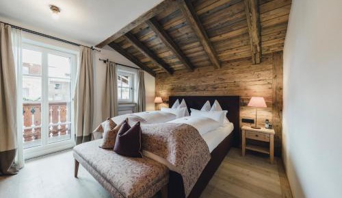 Deluxe King Suite with Fireplace