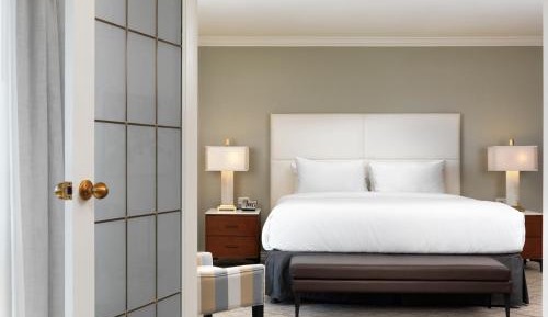 Signature Victoria Suite: King Bed with Sofa Bed