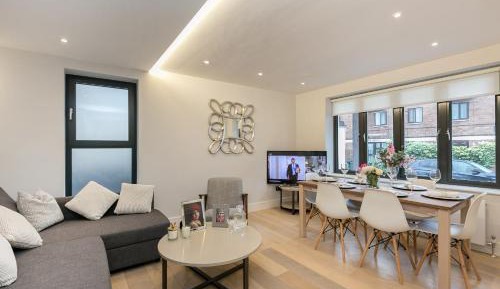 Three-Bedroom Deluxe Apartment
