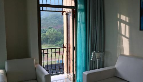 Apartment with Mountain View