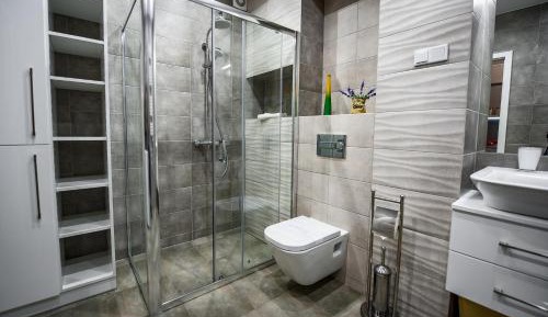 One-Bedroom Apartment with Paid Garage