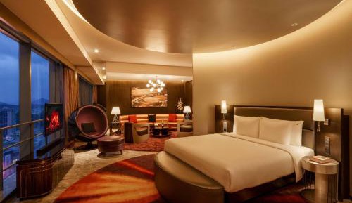 Deluxe King Suite