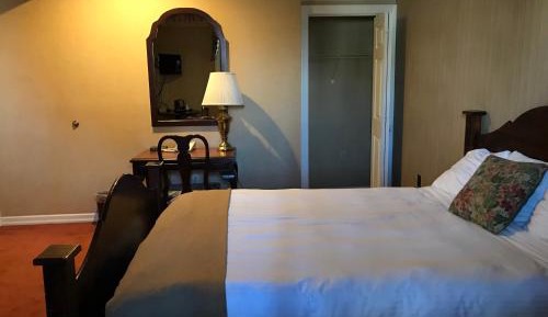 Deluxe Queen Room