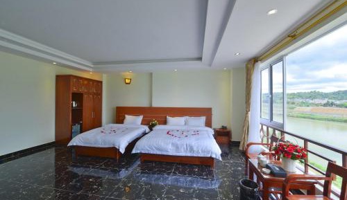 Family Room with Lake View