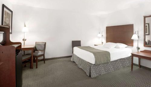 Queen Suite with Three Queen Beds - Non-Smoking