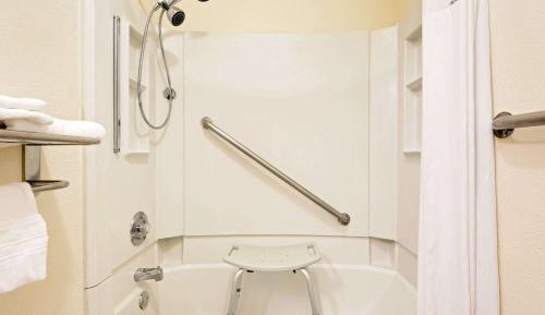 Queen Room with Bathtub - Mobility Accessible/Non-Smoking