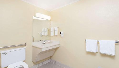 Queen Room - Disability Access/Non-Smoking