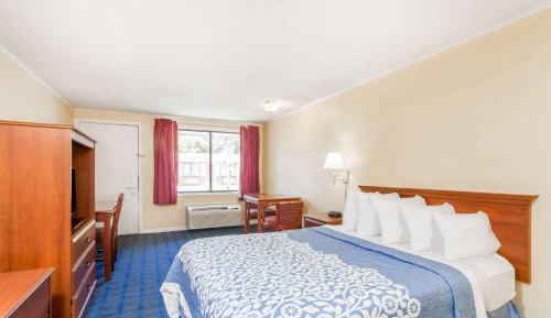 Queen Room - Non-Smoking