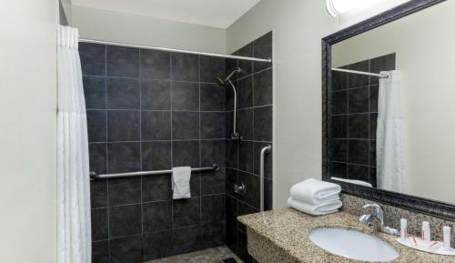 Queen Room with Mobility/Hearing Access - Non-Smoking