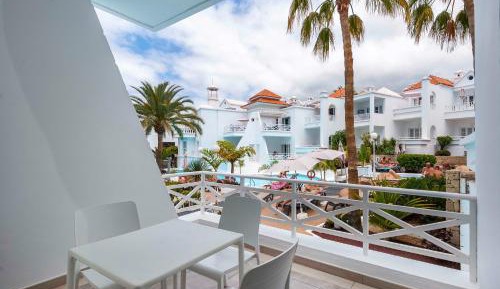 Deluxe One-Bedroom Apartment with direct access to the Pool - Ground Floor