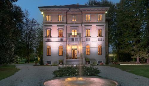 Villa with Garden View