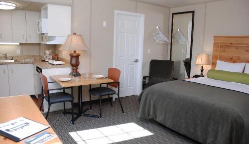 Deluxe Queen Suite