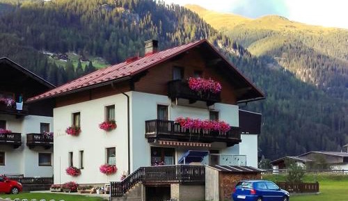 Apartment with Mountain View