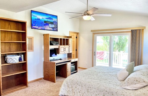 Salmon House | Mountain getaway on a private culdesac, 360 views out large windows.