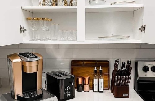 North Nashville Apartment | Dolly's Art Deco: Luxe Stay Near Broadway