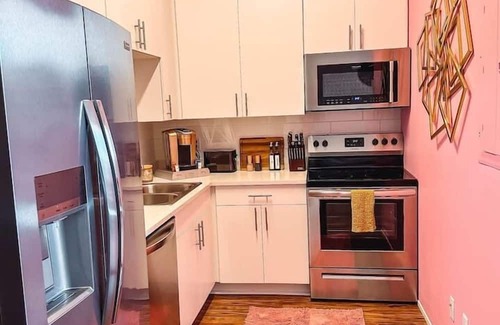 North Nashville Apartment | Dolly's Art Deco: Luxe Stay Near Broadway