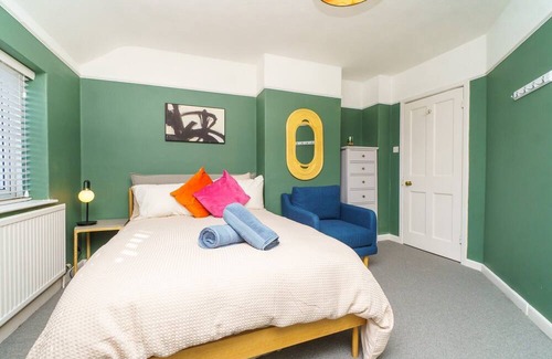 Pill House | Charming 4BR House with Style and City Convenience