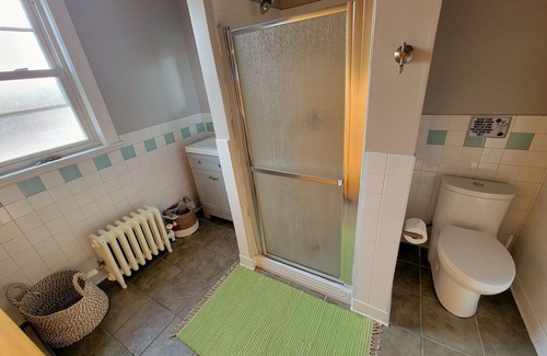 Lyons Apartment | Perfect Getaway for 4, Cozy Space with a Queen Size Bed