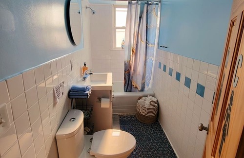 Lyons Apartment | Perfect Getaway for 4, Cozy Space with a Queen Size Bed