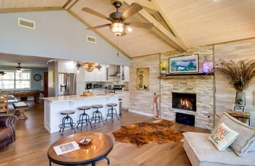 Higden House | Lakeside Retreat on 10 Secluded Wooded Acres