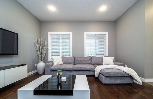 West Edmonton House | New-Spacious & Cozy Family home-4Bdrm-WEM-AC-PATIO