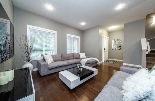 West Edmonton House | New-Spacious & Cozy Family home-4Bdrm-WEM-AC-PATIO