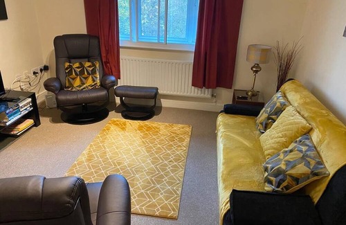Hatfield Apartment | Global Boutique Relocation Hatfield 2 Bed Apt near Station W/Free Parking