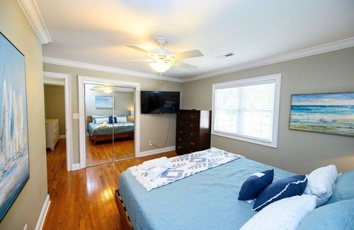 Socastee House | Private Dock w/ Hot Tub + King suite {Tiki Time}