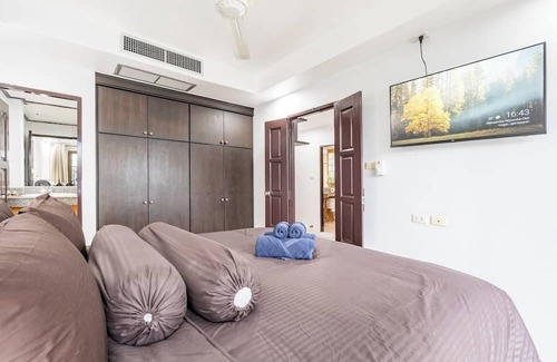 Kamala House | Stylishly 2 BR Suite with Balcony - Kamala