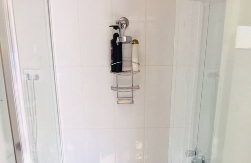 Marysville Cottage | Marysville in town Darwin-Split AC-Smart tv-WIFI byo linens clean as you go