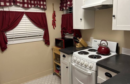 Sam Hughes Apartment | Charming, Private, Fully Furnished, Recently Remodeled Guesthouse Sam Hughes