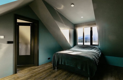 Selfoss Cottage | Newly renovated (2023) Lakeside Luxury Cottage w.Northern Light camera