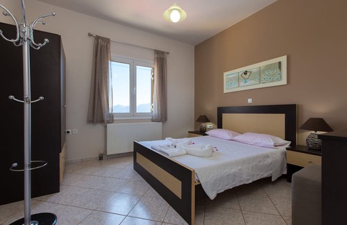 Melissourgakion Apartment | Kamelia Villa with private pool, BBQ, playground, surrounded by nature!