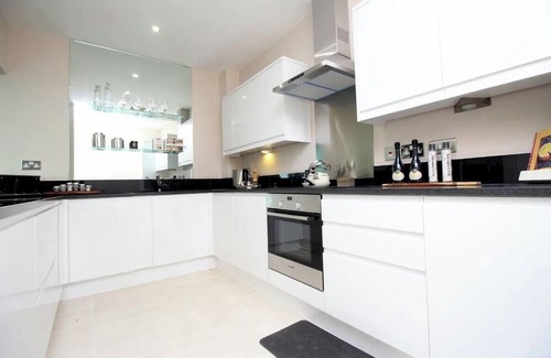 Nottingham Apartment | Charming 2-bedroom Penthouse in lovely Nottingham with WiFi, AC