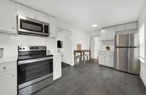 Washington Ave./ Memorial Park House | Welcome Home! 1Bed/1 Bath, Parking, Full Kitchen!