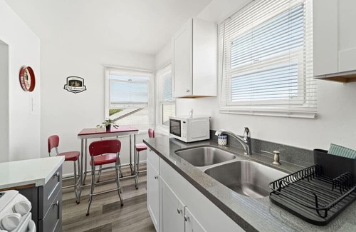 Lincoln Acres Apartment | Azure Loft By Rather Be Properties: Urban top-floor w/ city view & outdoor dining