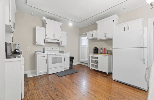 West Central House | Walkable to Downtown! Home for 7!