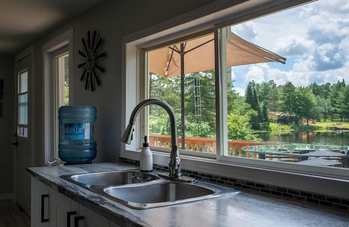 Namur Cottage | Detente Namur, a delightful two-bedroom chalet nestled by a tranquil small lake