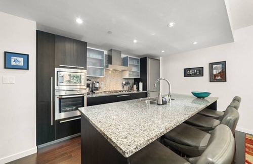 Inner Harbour Condo | Downtown 2Bed, Office, Pool, Gym, Parking, 2 Large Patios. City & Pond Views!