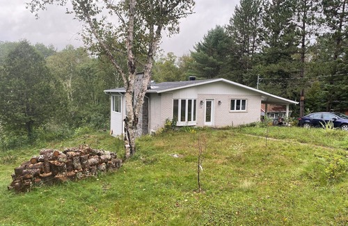 La Macaza Apartment | Low cost apartment with river and hot-tub