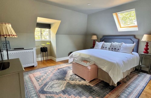 Coombe Hill House | Luxury gated 6 bed Home with 15m heated pool and mature gardens