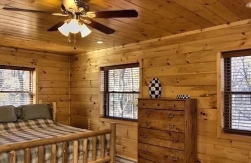 Hickory Hills Ski Chalet | Hot Tub, Pool Table, Fire Pit, 5 MIN TO SKI SLOPES, Secluded /Pet Friendly!
