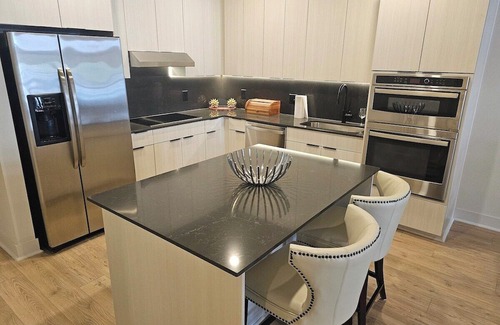 Montrose Apartment | Spacious 1-bd w Den Montrose Midtown