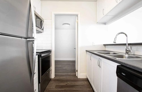 Industrial Park Apartment | Perfect Stay in Ottawa!